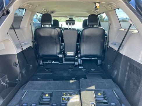 Used 2018 Toyota Sienna SE image 46