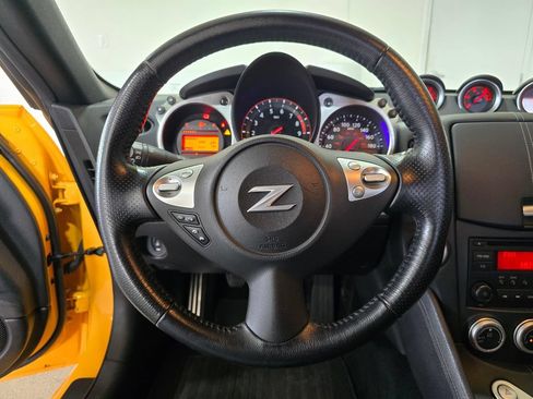 Used 2017 Nissan 370Z Coupe RWD image 10