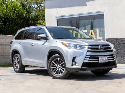 Used 2018 Toyota Highlander XLE FWD image 2