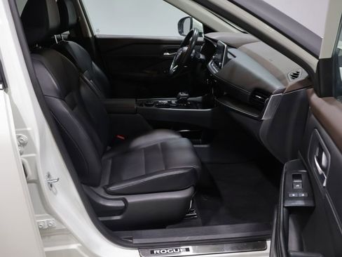 Used 2023 Nissan Rogue SV w/ SV Premium Package AWD/4WD image 4