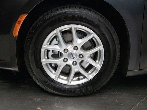 Used 2022 Chrysler Pacifica Touring-L image 8