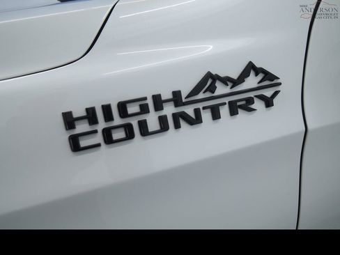 Used 2023 Chevrolet Suburban High Country w/ Advanced Technology Package image 5