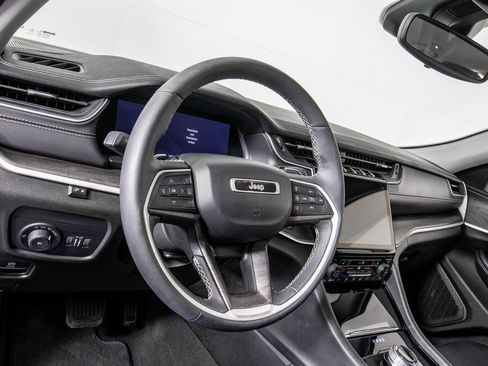 Used 2023 Jeep Grand Cherokee Limited w/ Black Appearance Package image 17