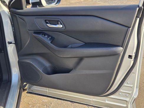 Used 2025 Nissan Rogue SV FWD image 5