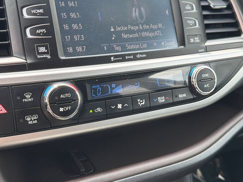Used 2019 Toyota Highlander Limited AWD/4WD image 32
