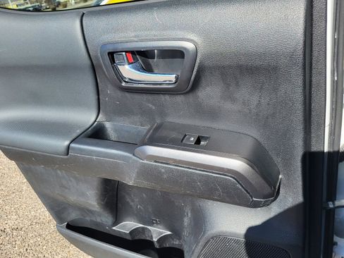 Used 2021 Toyota Tacoma TRD Sport w/ Technology Package image 19