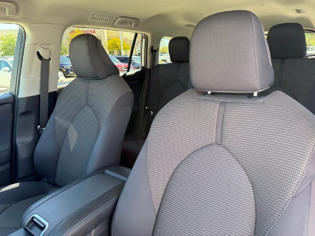 Used 2024 Toyota Highlander LE FWD image 11