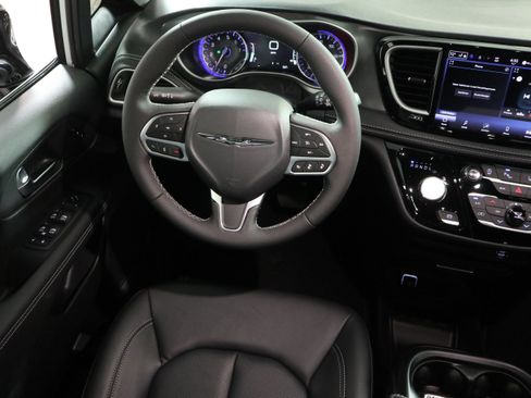 New 2026 Chrysler Pacifica Select image 17