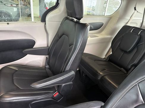 Used 2024 Chrysler Pacifica Touring-L FWD image 23