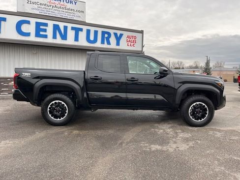 Used 2025 Toyota Tacoma TRD Off-Road AWD/4WD image 15