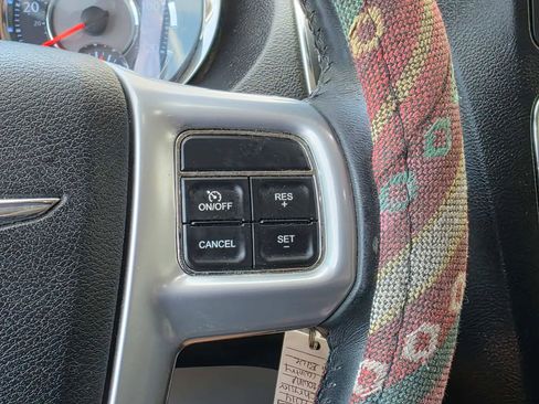 Used 2014 Chrysler Town & Country Touring image 22