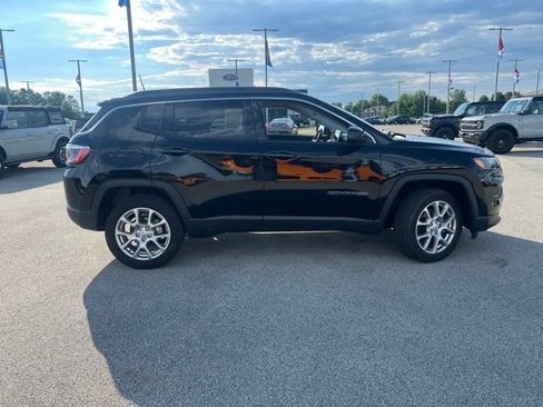 Used 2022 Jeep Compass Latitude AWD/4WD image 9
