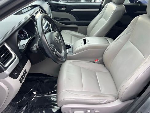 Used 2017 Toyota Highlander XLE image 13