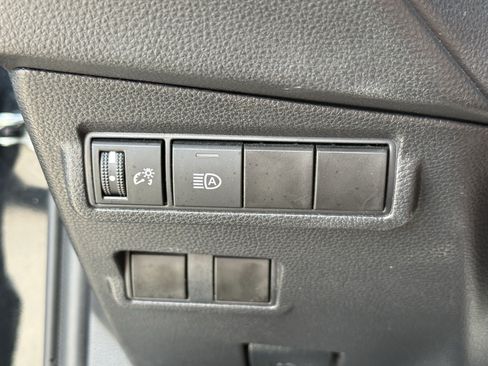 Used 2025 Toyota Corolla Cross XLE FWD image 25
