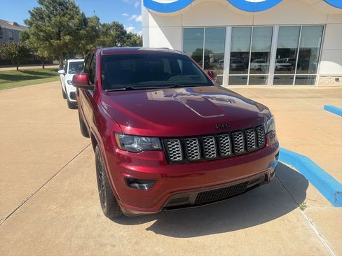 Used 2018 Jeep Grand Cherokee Altitude image 2