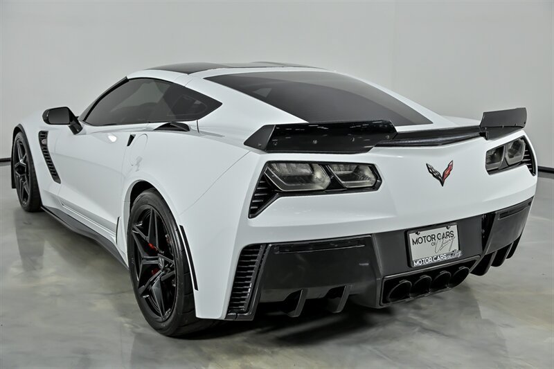 Used 2016 Chevrolet Corvette Z06 w/ 3LZ Preferred Equipment Group RWD image 9