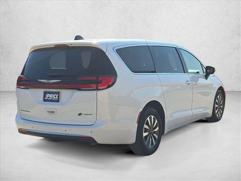 Used 2023 Chrysler Pacifica Touring-L FWD image 5