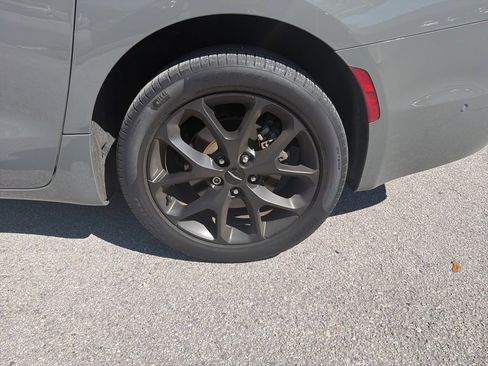 Used 2023 Chrysler Pacifica Touring-L w/ S Appearance Package image 9