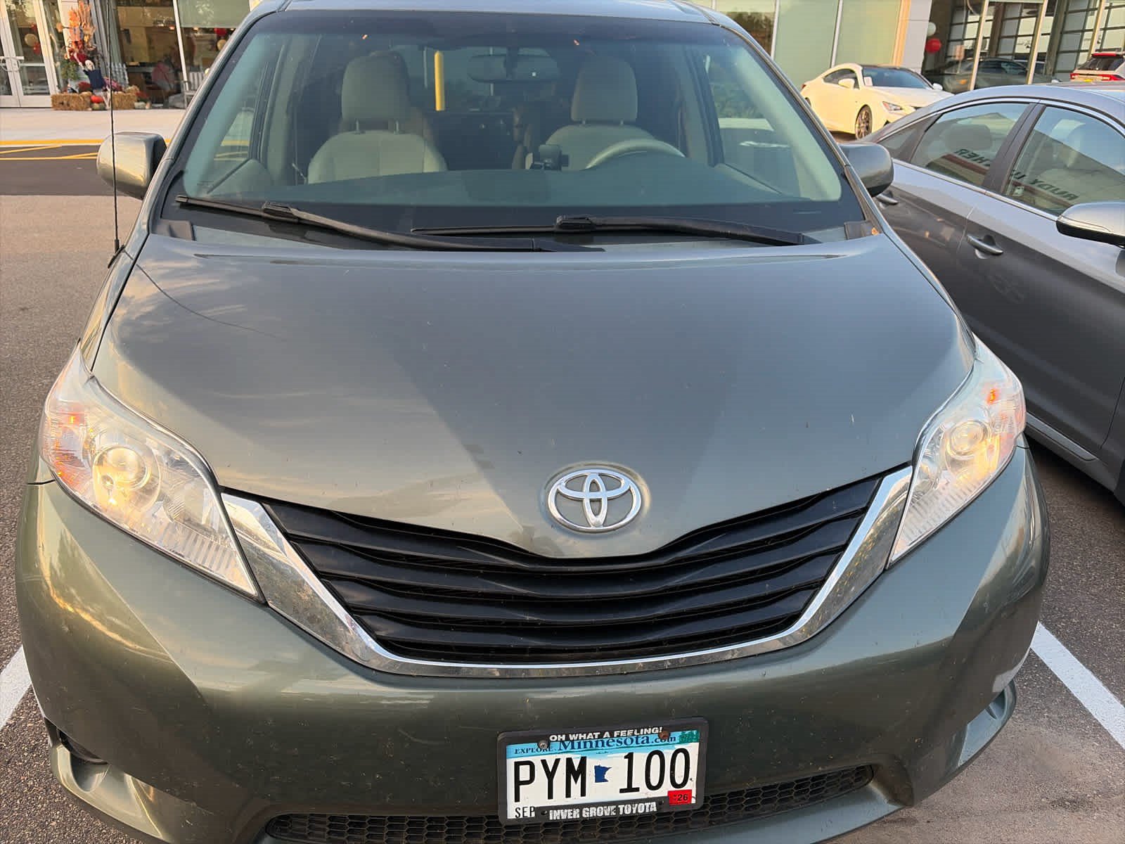 Used 2012 Toyota Sienna LE w/ Towing Pkg FWD image 2