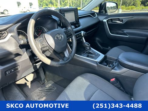 Used 2021 Toyota RAV4 XLE Premium image 19