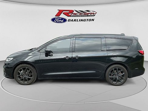 Used 2022 Chrysler Pacifica Limited w/ S Appearance Package FWD image 2