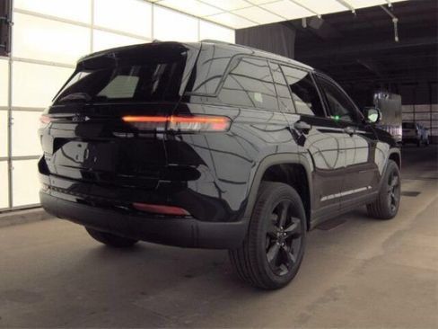 Used 2024 Jeep Grand Cherokee Limited w/ Luxury Tech Group II AWD/4WD image 6