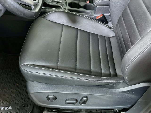 Certified 2024 Volkswagen Jetta SE w/ Panoramic Sunroof Package FWD image 19