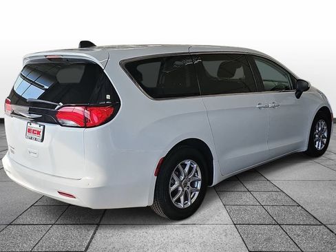 Used 2023 Chrysler Voyager LX FWD image 5