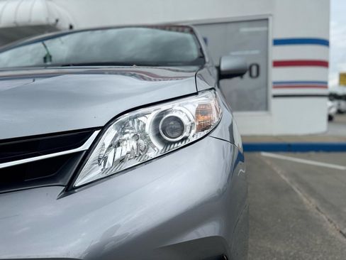 Used 2018 Toyota Sienna XLE FWD image 12