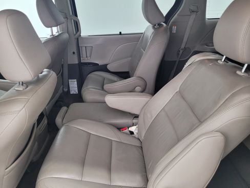 Used 2016 Toyota Sienna XLE w/ XLE Navigation Package FWD image 10
