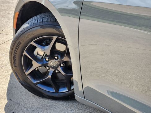 Used 2020 Chrysler Pacifica Touring w/ S Appearance Package FWD image 15