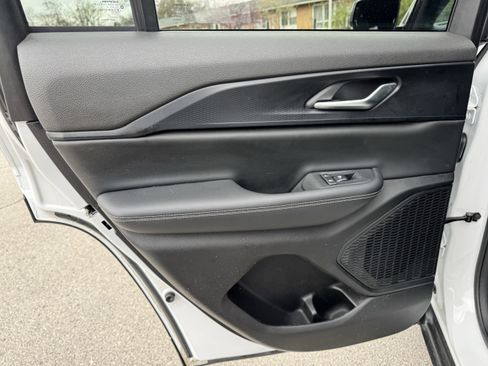 Used 2023 Jeep Grand Cherokee Altitude image 33