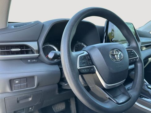 Used 2022 Toyota Highlander L image 11
