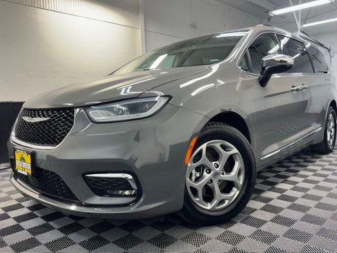 Used 2023 Chrysler Pacifica Limited FWD image 3
