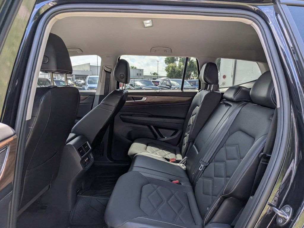 Used 2024 Volkswagen Atlas SE AWD/4WD image 14