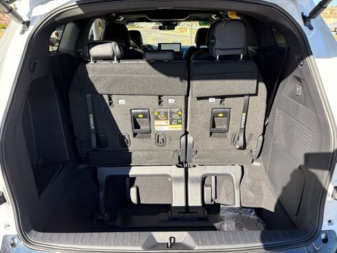 Used 2025 Toyota Sienna Platinum image 27
