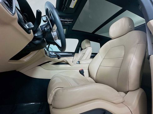 Used 2022 Porsche Cayenne Platinum Edition AWD/4WD image 5