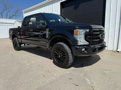 Used 2022 Ford F250 XLT w/ Black Appearance Package AWD/4WD image 2