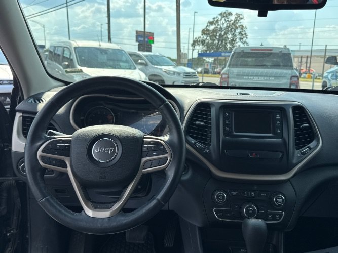 Used 2018 Jeep Cherokee Latitude w/ Cold Weather Group FWD image 13