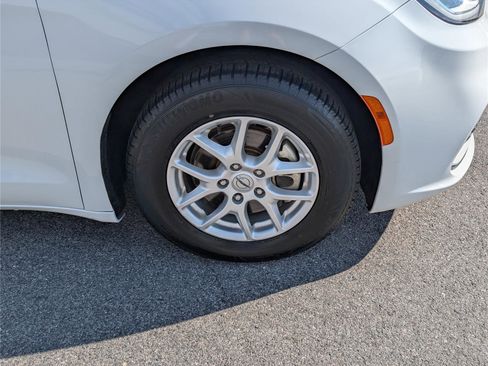 Used 2022 Chrysler Pacifica Touring-L FWD image 9