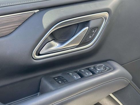 Used 2022 Chevrolet Suburban LT w/ Luxury Package image 21