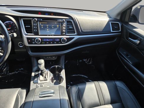 Used 2017 Toyota Highlander SE AWD/4WD image 4