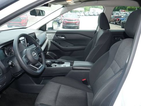 Used 2024 Nissan Rogue SV FWD image 2