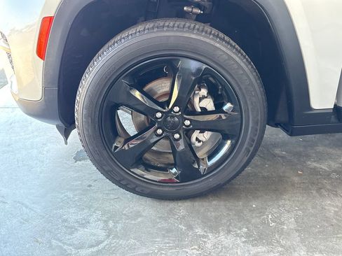Used 2023 Jeep Grand Cherokee Altitude AWD/4WD image 39