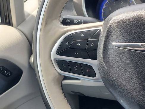 Used 2019 Chrysler Pacifica Limited w/ Tire & Wheel Group FWD image 18