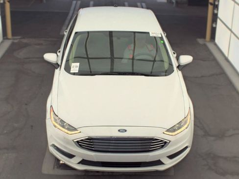 Used 2017 Ford Fusion SE w/ Fusion SE Technology Package FWD image 2