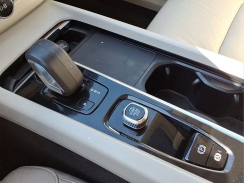 Used 2022 Volvo XC60 B5 Momentum image 11