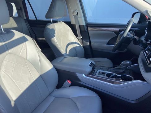 Used 2022 Toyota Highlander Platinum image 7