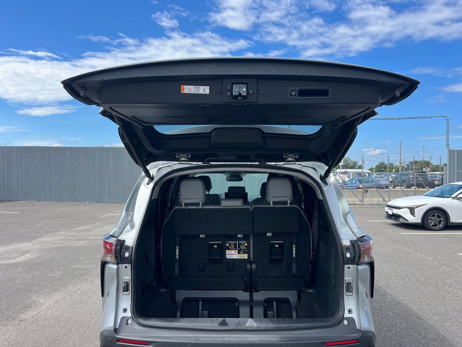 Used 2025 Toyota Sienna XLE FWD image 33