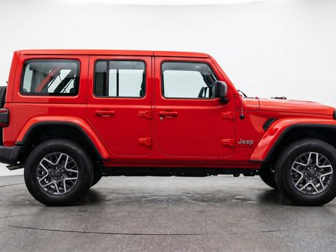 Used 2025 Jeep Wrangler Sahara image 11